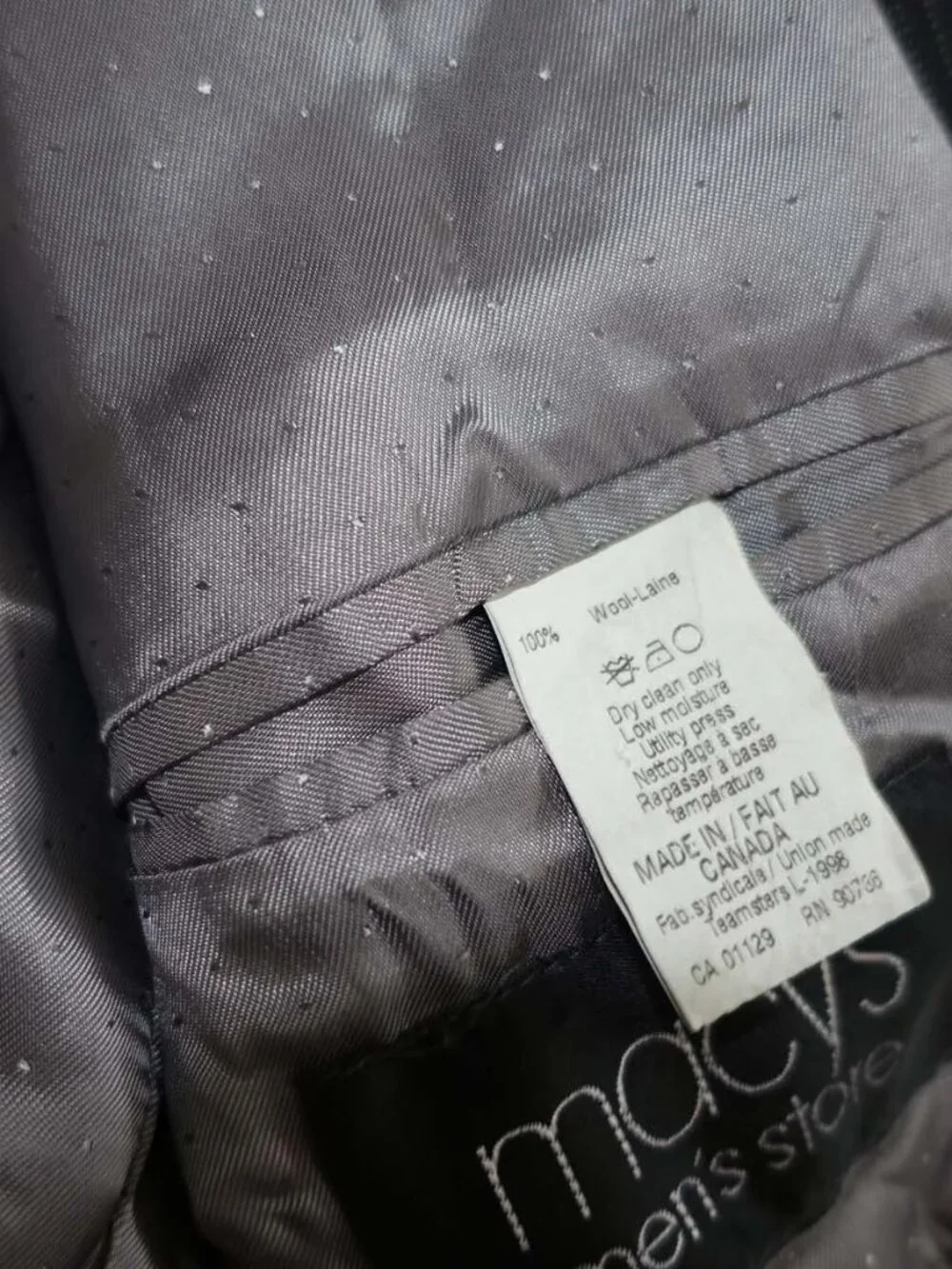 Calvin Klein Men's 3 Button Suit Size 38 Regular 32 x 30 Black 100% Wool Striped